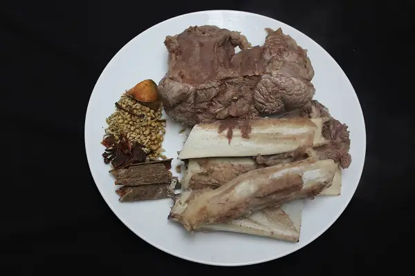 Cách nấu canh xương bò hầm khoai tây Cách nấu canh xương bò hầm khoai tây