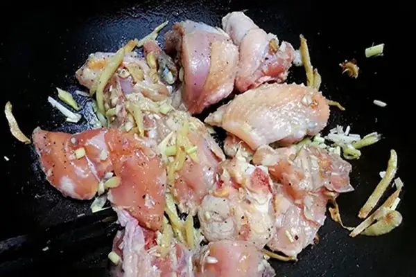 Bước 2: Xào Chín Thịt Gà Với Gừng Tươi