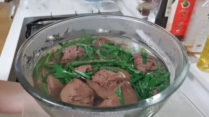 Canh hẹ nấu với huyết heo Canh hẹ nấu với huyết heo