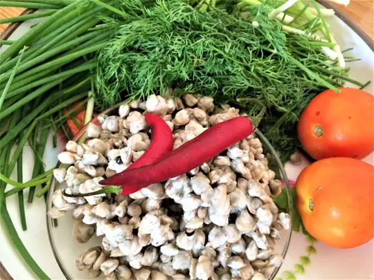 Trưa hè nóng bức mà bữa cơm có tô canh hến thì là cà chua ăn thì còn gì bằng.