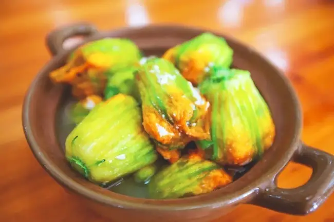 Thành phẩm món canh hoa bí nhồi thịt: