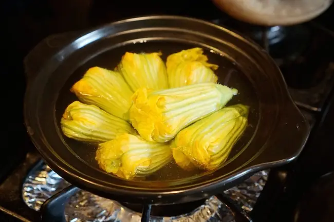 Cách làm canh hoa bí nhồi thịt: