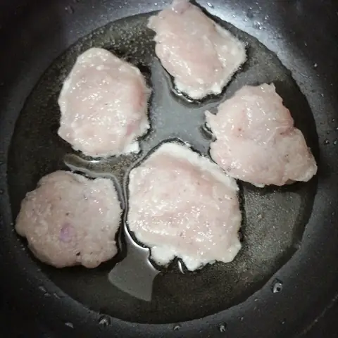 Nấu canh khổ qua chả cá thác lác