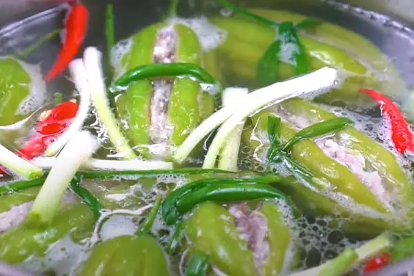 Cách nấu canh khổ qua nhồi chả cá thanh mát, không đắng