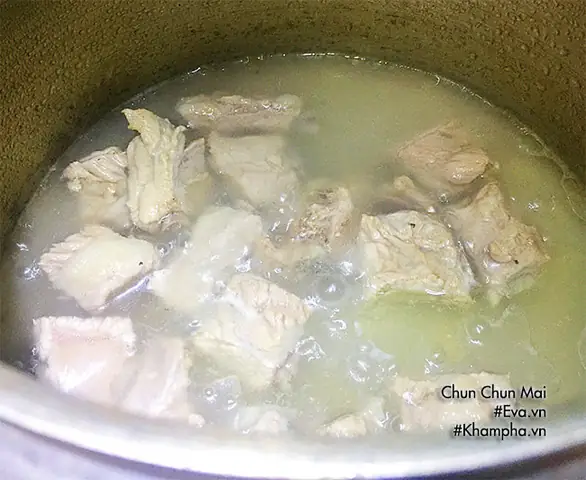 Hãy đổi món cho bữa cơm nhà bạn với món canh sườn nấu khoai mì (củ sắn) thơm ngon, nóng hổi này nhé!