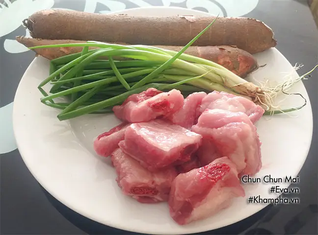 Hãy đổi món cho bữa cơm nhà bạn với món canh sườn nấu khoai mì (củ sắn) thơm ngon, nóng hổi này nhé!