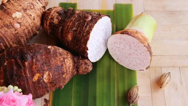 Cách nấu canh khoai môn với tôm hoặc thịt bằm