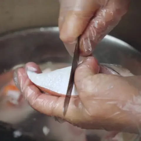 Sơ chế đầu cá hồi Sơ chế đầu cá hồi