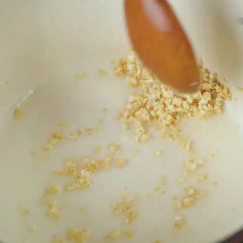 Sơ chế các nguyên liệu còn lại Sơ chế các nguyên liệu còn lại