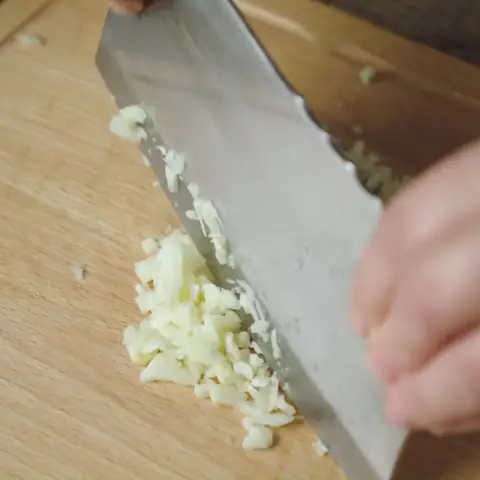 Sơ chế các nguyên liệu còn lại Sơ chế các nguyên liệu còn lại