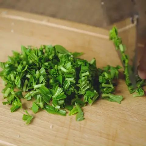 Sơ chế các nguyên liệu còn lại Sơ chế các nguyên liệu còn lại