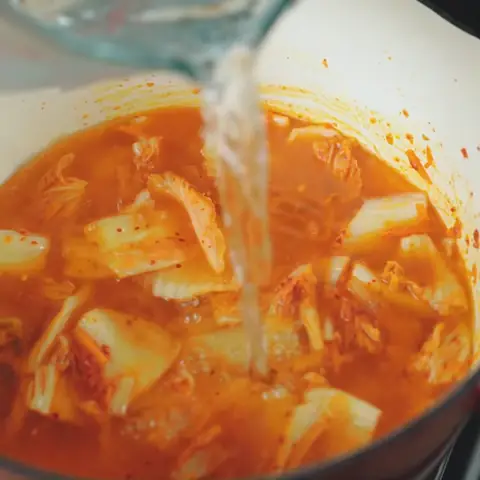 Nấu nước canh kim chi Nấu nước canh kim chi