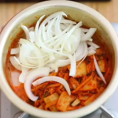 Xào các nguyên liệu Xào các nguyên liệu