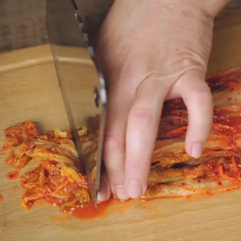 Sơ chế các nguyên liệu còn lại Sơ chế các nguyên liệu còn lại