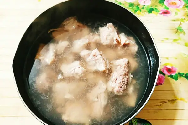 Bước 1: Sơ Chế Sườn