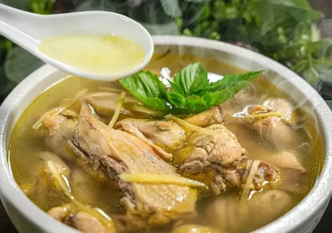 Cách nấu canh gà kiểu Trung Quốc với rượu gạo, kỷ tử