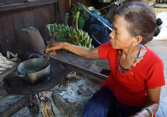 Để có được món canh bột lá bép ngon phải nấu bằng bếp củi và đảo thật đều tay.
