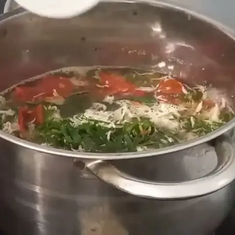 Nêm Nếm Và Hoàn Thành Món Canh