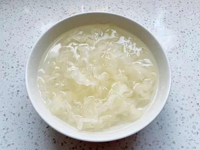 Cách nấu canh lê nấm tuyết