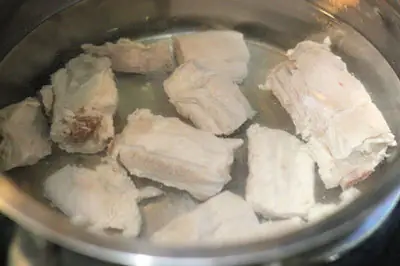 Thịt sườn non mềm, ngọt thơm được nấu đến chín mềm kết hợp với vị chua chua, giòn giòn của măng khiến món canh trở nên vô cùng hấp dẫn.