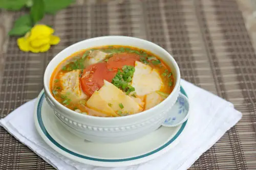 Thịt sườn non mềm, ngọt thơm được nấu đến chín mềm kết hợp với vị chua chua, giòn giòn của măng khiến món canh trở nên vô cùng hấp dẫn.