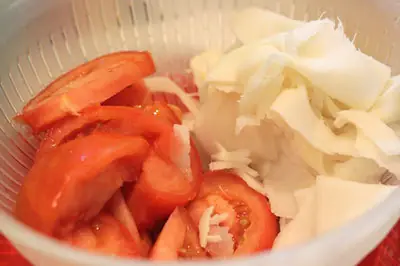 Thịt sườn non mềm, ngọt thơm được nấu đến chín mềm kết hợp với vị chua chua, giòn giòn của măng khiến món canh trở nên vô cùng hấp dẫn.