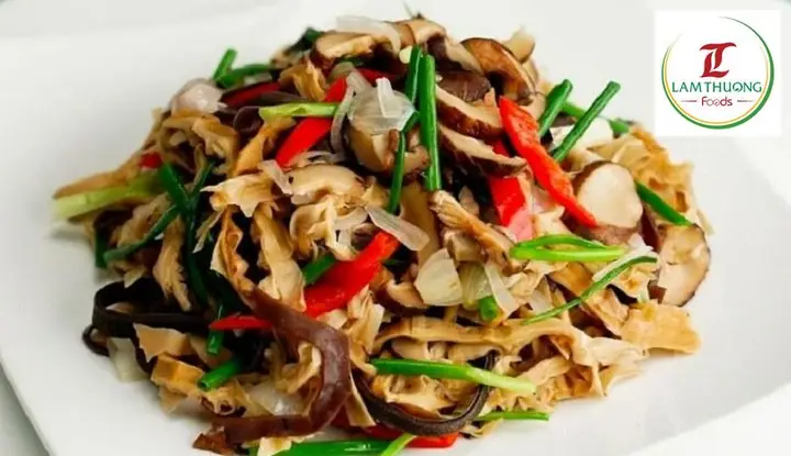 Món măng khô nấu chay kho nấm
