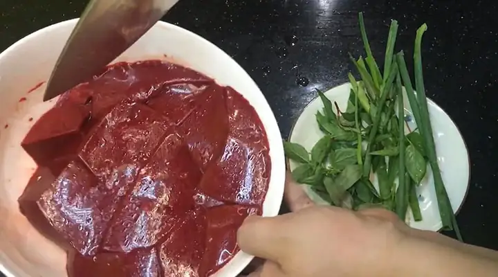 Cách Làm Món Canh Tiết Luộc Mịn Mát