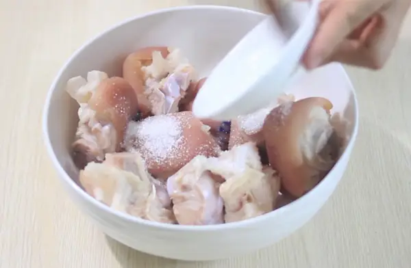 Bước 2. Ướp giò heo