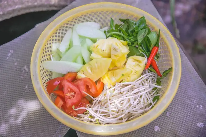 Bước 1: Sơ chế các nguyên liệu nấu canh chua