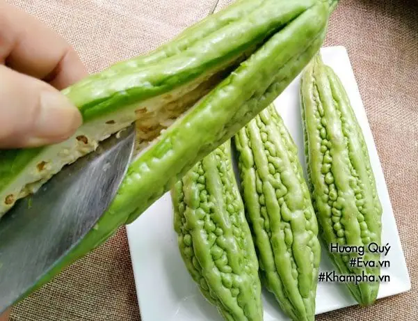 Bước 1: Bỏ ruột mướp đắng
