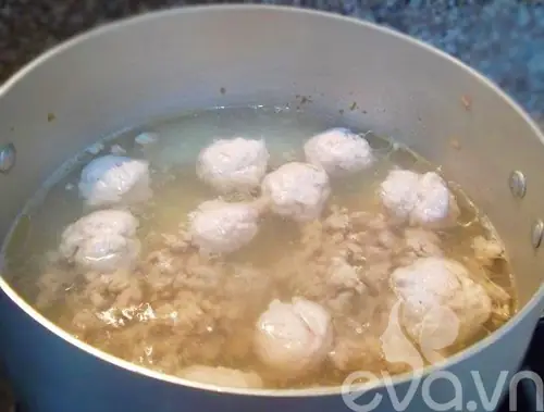 Vị ngon ngọt của món canh mướp thịt viên sẽ giúp bữa cơm thanh mát hơn trong những ngày hè.