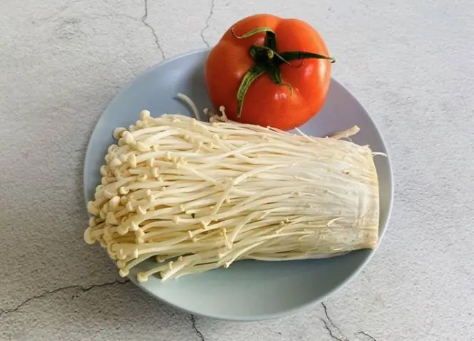 Nhà còn bó nấm với cà chua, cho tất vào nồi nấu canh được món ngon bổ ngày hè - 1 Nhà còn bó nấm với cà chua, cho tất vào nồi nấu canh được món ngon bổ ngày hè - 1