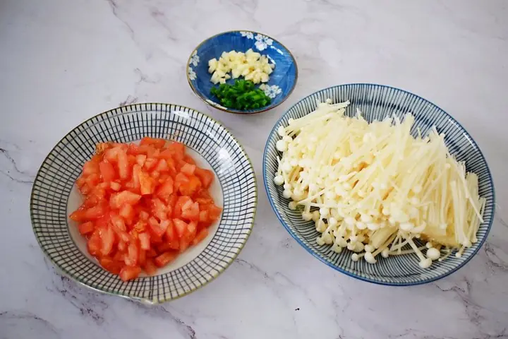 Chỉ Vài Bước Đơn Giản Bạn Đã Có Món Ngon, Giòn Giòn Hấp Dẫn Từ Nấm Kim Châm Để Ăn Với Cơm Rồi. Chỉ Vài Bước Đơn Giản Bạn Đã Có Món Ngon, Giòn Giòn Hấp Dẫn Từ Nấm Kim Châm Để Ăn Với Cơm Rồi.