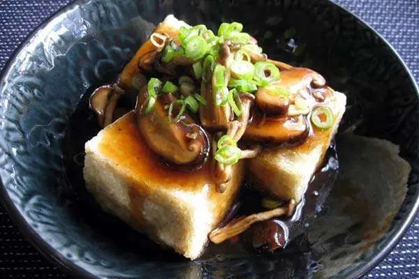 Đậu hủ non sốt nấm đông cô thanh đạm cho ngày rằm Đậu hủ non sốt nấm đông cô thanh đạm cho ngày rằm