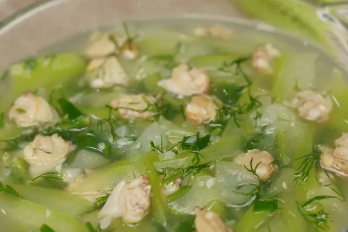 Thành phẩm món canh nghêu nấu bầu