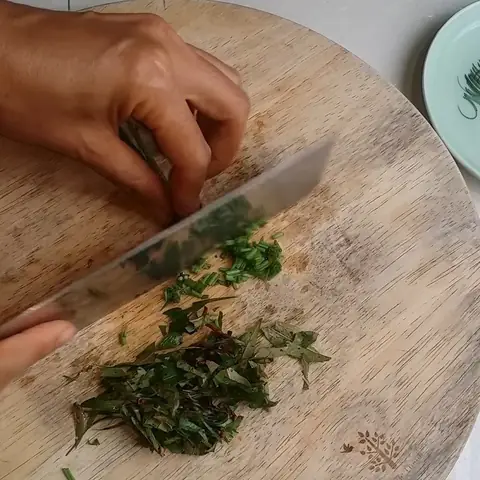 Sơ chế các nguyên liệu còn lại Sơ chế các nguyên liệu còn lại