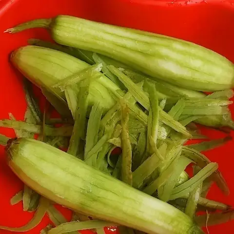 Sơ chế các nguyên liệu còn lại Sơ chế các nguyên liệu còn lại