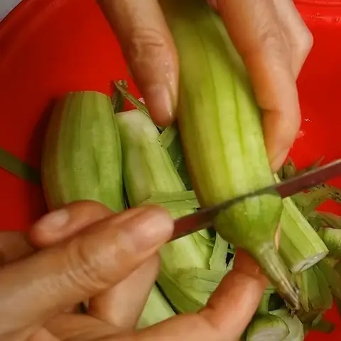 Sơ chế các nguyên liệu còn lại Sơ chế các nguyên liệu còn lại