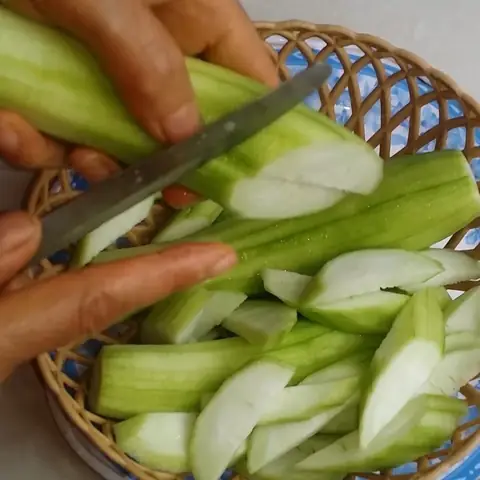 Sơ chế các nguyên liệu còn lại Sơ chế các nguyên liệu còn lại