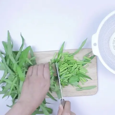 Sơ chế các nguyên liệu còn lại Sơ chế các nguyên liệu còn lại