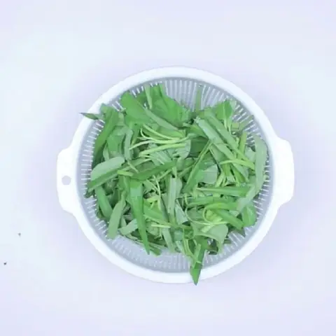 Sơ chế các nguyên liệu còn lại Sơ chế các nguyên liệu còn lại