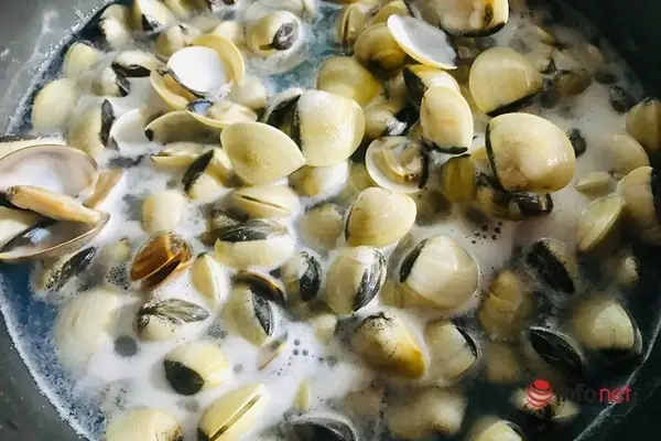 Bát Canh Rong Biển Đậm Đà Được Nấu Với Ngao Vừa Ngọt Vừa Mát Rất Ngon Miệng Trong Những Bữa Cơm Gia Đình, Đặc Biệt Là Các Bé Rất Thích Khi Dùng Với Cơm Trắng.