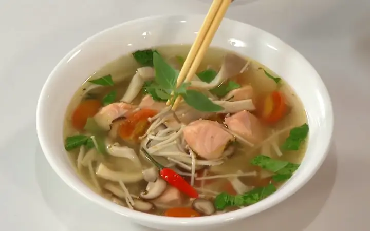 Cách Làm Món Canh Cá Hồi Nấu Nấm Thanh Mát, Ăn Mãi Chẳng Ngán Cách Làm Món Canh Cá Hồi Nấu Nấm Thanh Mát, Ăn Mãi Chẳng Ngán
