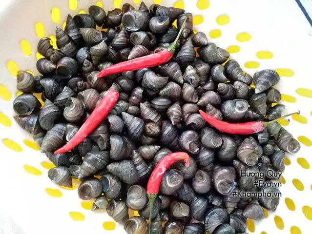 Canh ốc nấu chua nóng hổi hấp dẫn chắc chắn sẽ giúp bữa cơm gia đình ngày hè thêm ngon miệng