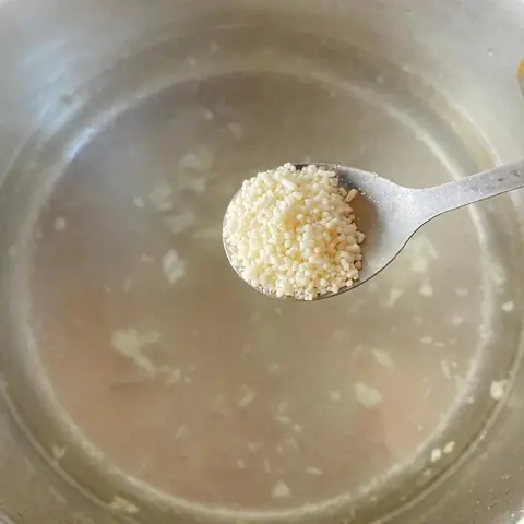 Nấu canh rau lang với tỏi