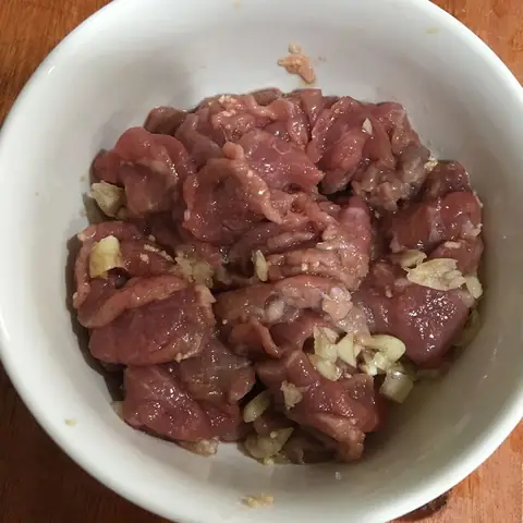 Sơ chế và ướp thịt bò