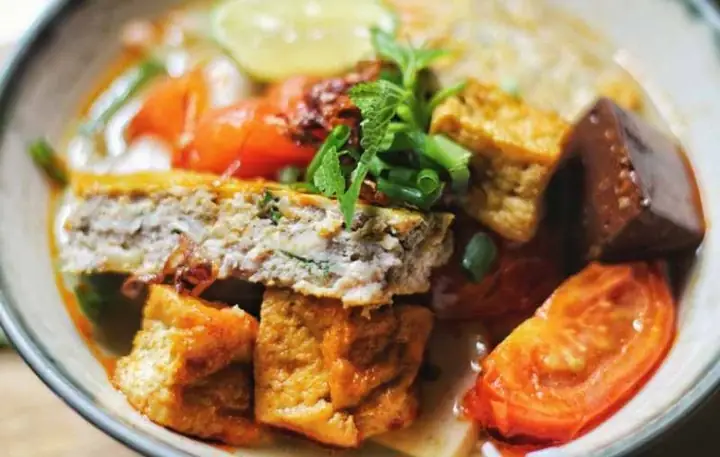 Bát Bún Riêu Cua Thơm Lừng Với Nước Dùng Thanh Ngọt, Gạch Cua Béo Ngậy Cùng Hương Vị Tuyệt Ngon Từ Các Loại Topping Ăn Kèm Khiến Bạn Nhớ Mãi Không Quên Tất Cả Là Nhờ Vào Cách Nấu Bún Riêu Đơn Giản, Thơm Ngon Dưới Đây.