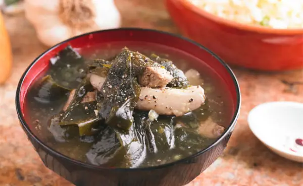 Cách nấu canh rong biển với sườn Cách nấu canh rong biển với sườn