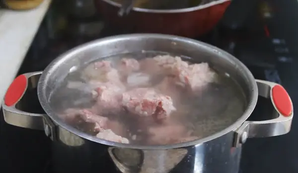 Cách nấu canh rong biển với sườn Cách nấu canh rong biển với sườn